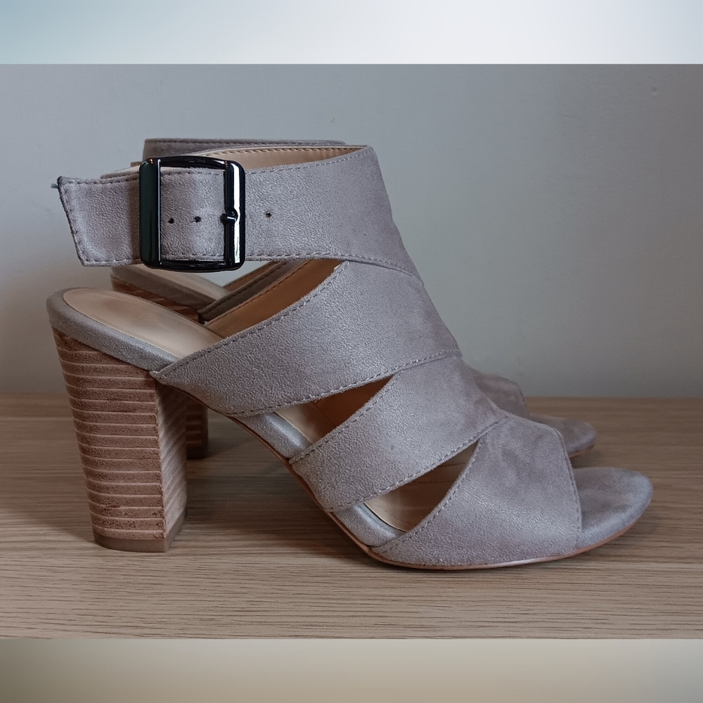 Studio Isola Women's Suede Strap Linkback Heels Light Gray 6.5
